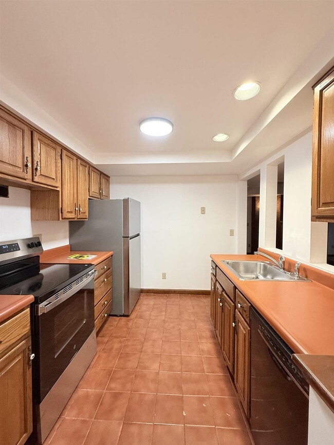 Building Photo - 175 Summer St Unit 4