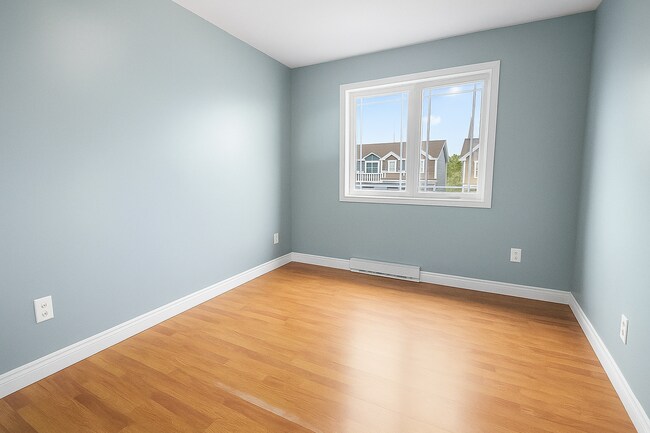 Photo - 60 Hopedale Crescent