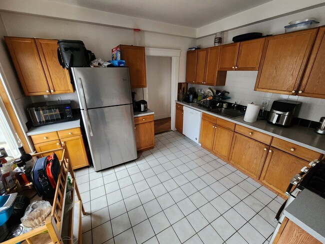 Building Photo - Best Deal Around! Don't Hesitate To Reach Out To Set Up A Showing