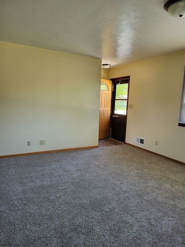Building Photo - 705 E 24th St Rental