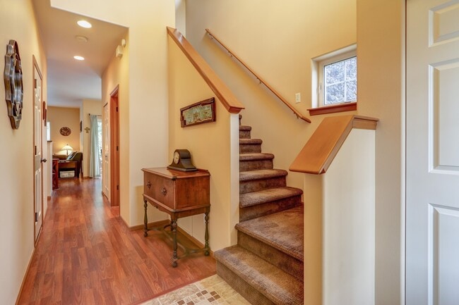 in town Kingston 3 bedroom townhome now av... - in town Kingston 3 bedroom townhome now av...