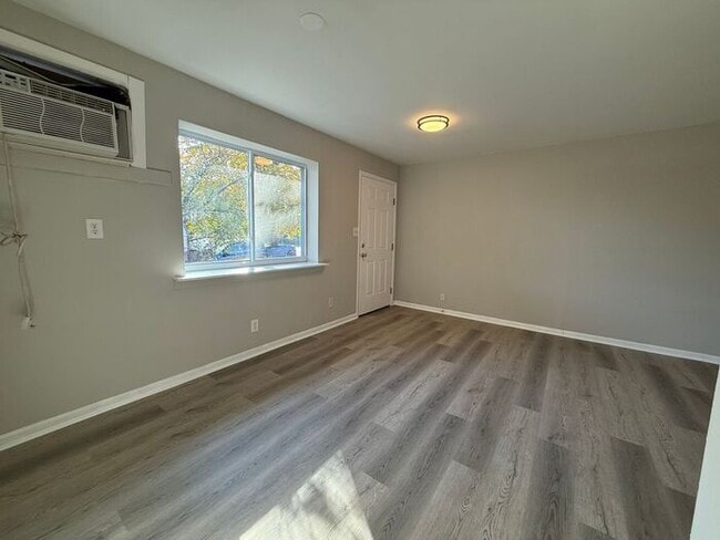 Photo - Renovated Duplex in Woodbine - Washer and ...