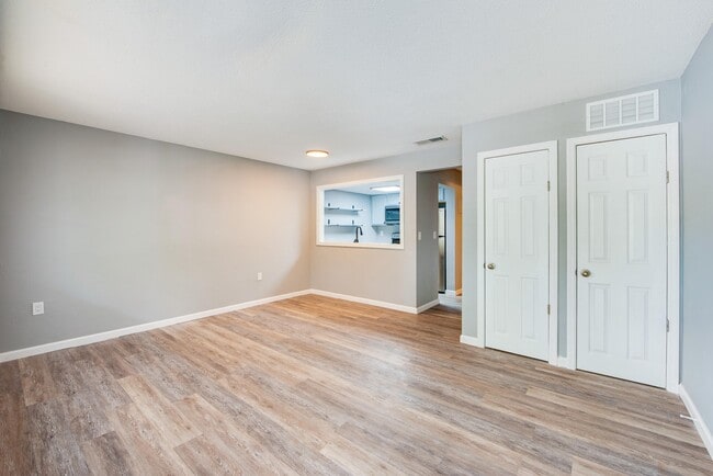 Photo - Country Club Oval Apartments