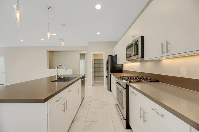 Photo - Gorgeous highly upgraded townhouse!