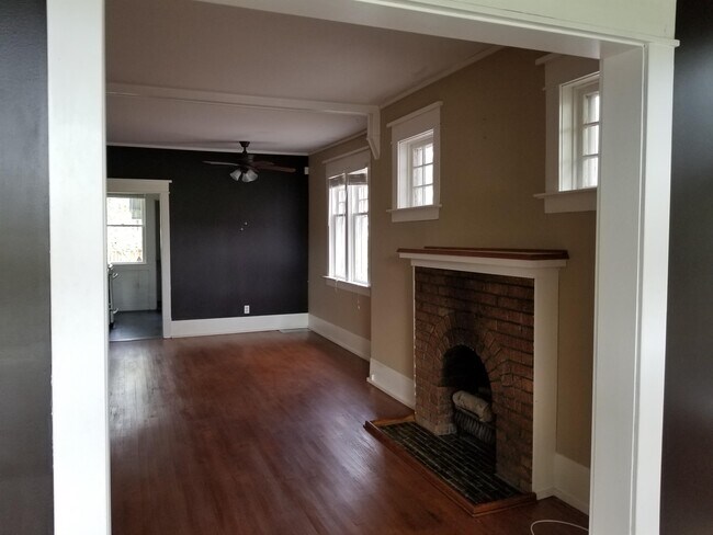 Photo - 2166 Athol St