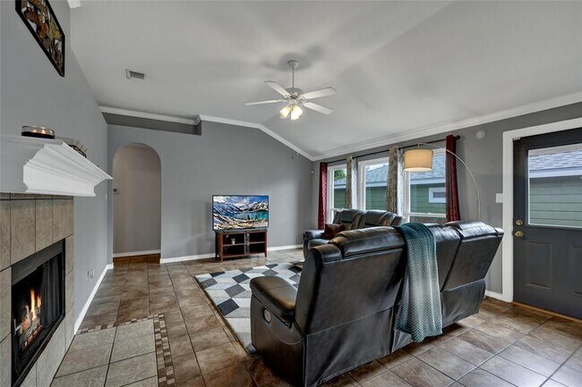 1124 Lago Vista St