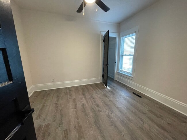 Photo - 122-124 E Lloyd Unit 124 E Lloyd (lower)