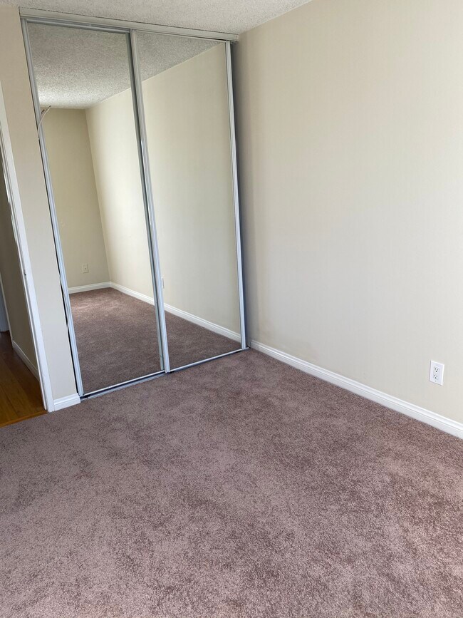 Photo - 1247 N June St Unit 8