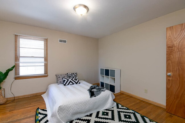 4-bed bedroom