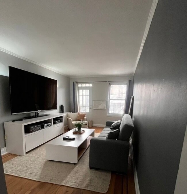 Building Photo - 2718 Newtown Ave Unit 1