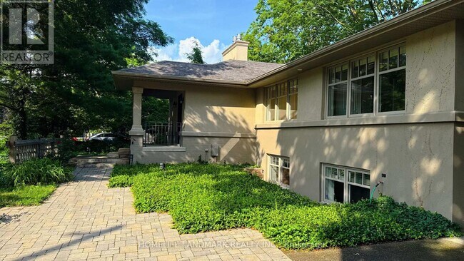 Photo - 2062 Glenforest Crescent