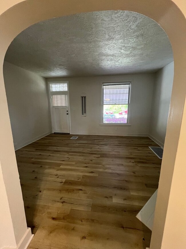 Photo - Large 2 Bed, 1 Bath Home, with Office/Bonus Room! Available Now!