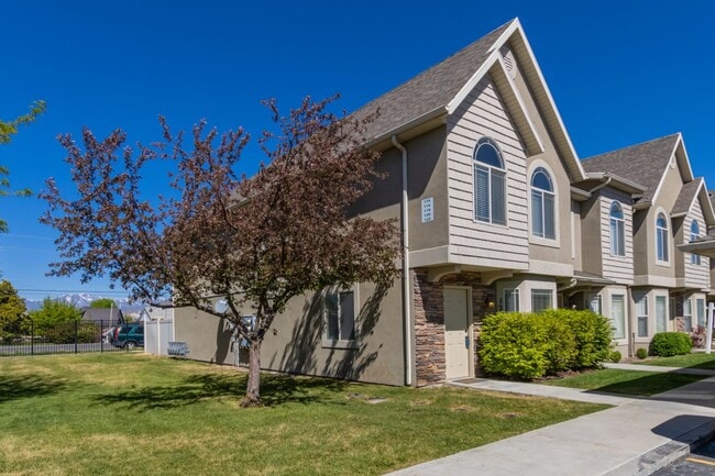 End unit - 122 S Tamarak Cir