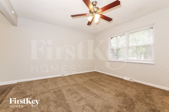 309 NE Sunnybrook Dr