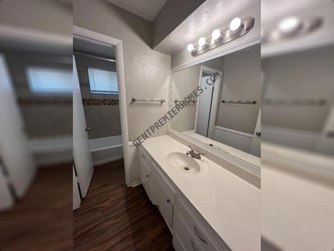 Photo - 2529 NW 116th St