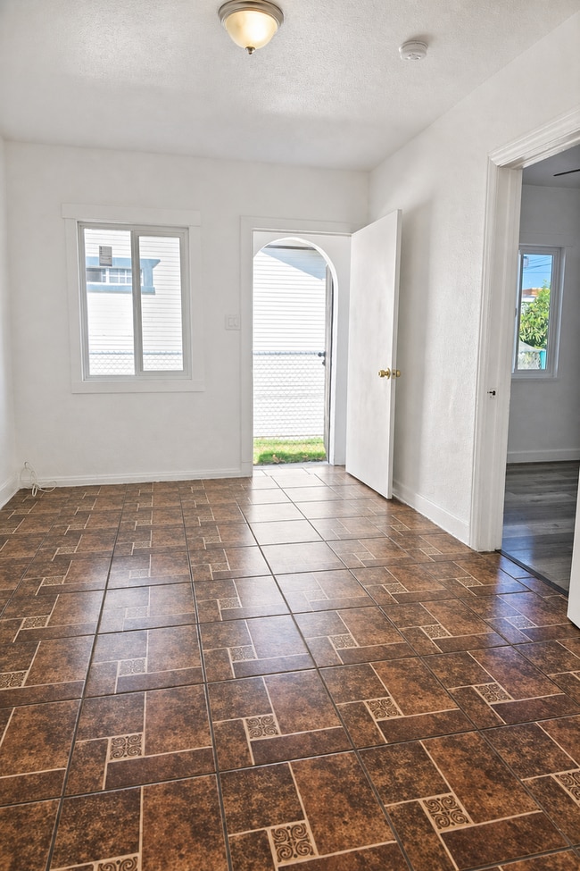 Photo - 1117-1119 W. 58th Pl. Unidad 1119