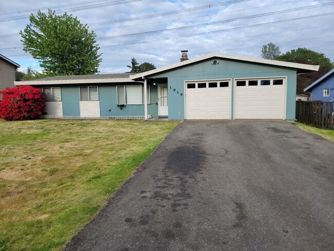 Photo - NE Tacoma "Retro" Rambler home - 3 bedroom plus den with 1 bathroom, 2 car garage, AC units - Ava...