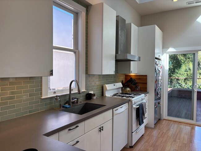 Photo - 1566 Newcomb Ave