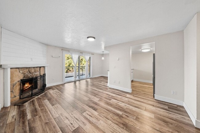 Building Photo - 2-Bed Condo in Kent – Fireplace, Balcony & Convenient Location!