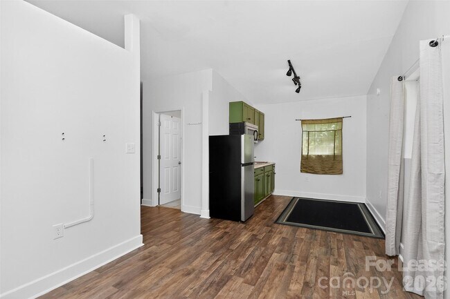 Photo - 1954 Garibaldi Ave