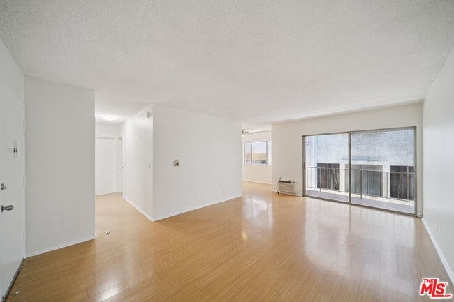 Photo - 7032 Lanewood Ave Unidad 203