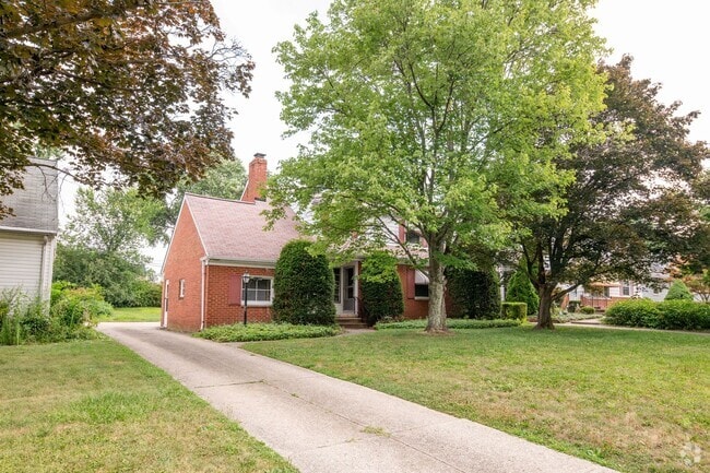 Building Photo - Charming 4-Bedroom Home in Prime Beachwood...