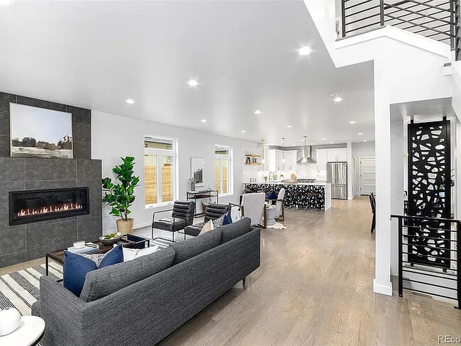 Photo - 2458 Chase St