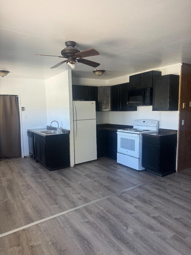 Photo - 119 Paper Collar Row