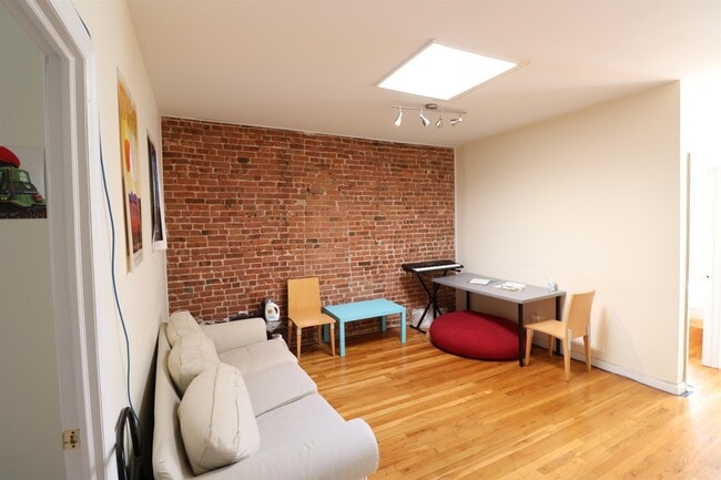 Building Photo - 924 Washington St Unit 3