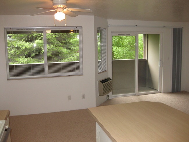 Photo - Oakwood Club Apartments