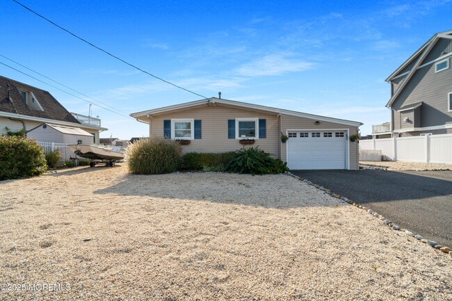 Photo - 825 Leeward Dr