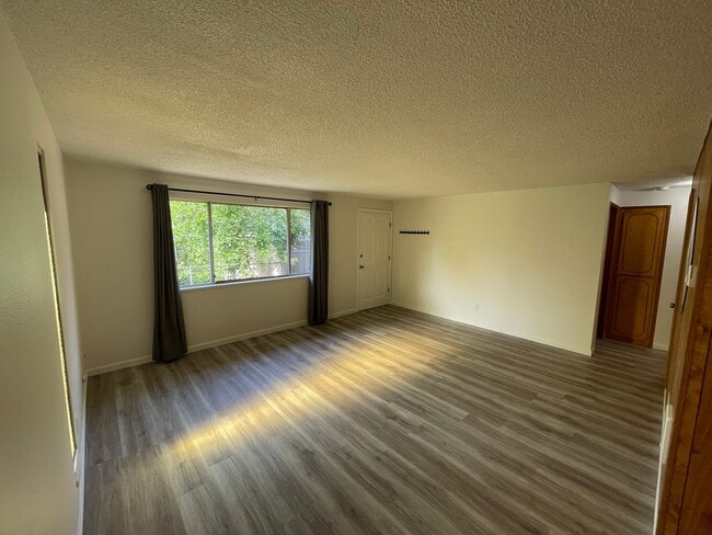 Photo - 2021 Thompson Ave