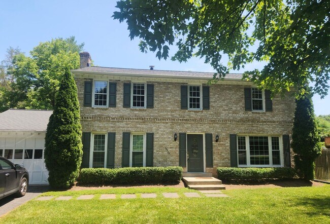 Potomac Village - 4 beds + 3.5 Baths, 3 fi... - Potomac Village - 4 beds + 3.5 Baths, 3 fi... Casa