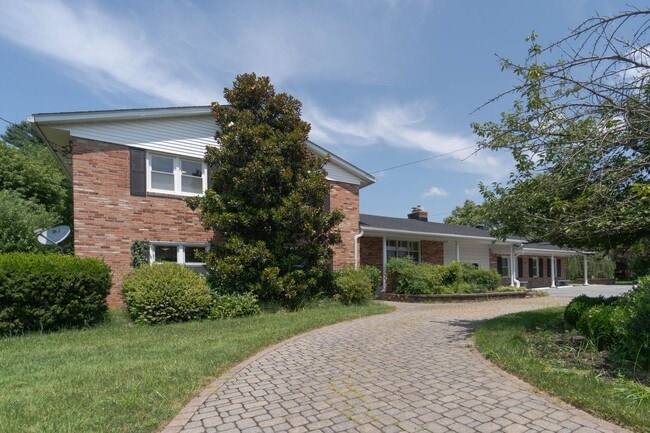 Building Photo - Spacious Split-Level with In-Law Suite & B... Rental