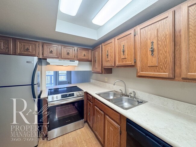 Photo - Bright End-Unit Townhome with Loft, Fireplace & Wooded Balcony