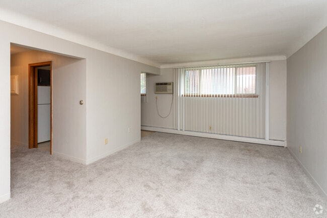 2BR, 1BA - 750SF