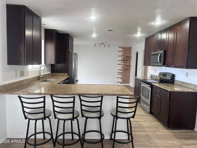 308 E Ellis Dr