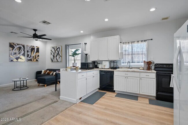 Photo - 1632 E Adams St