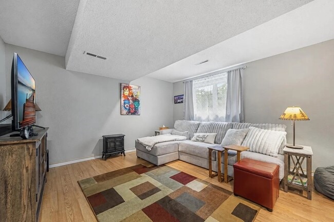 1320 11th Ave NE