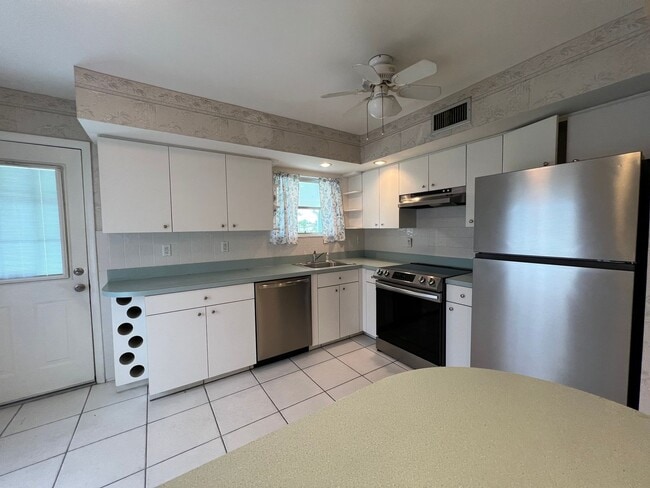Photo - ** Annual ** 2 Bed / 2 Bath ** Single Fami...