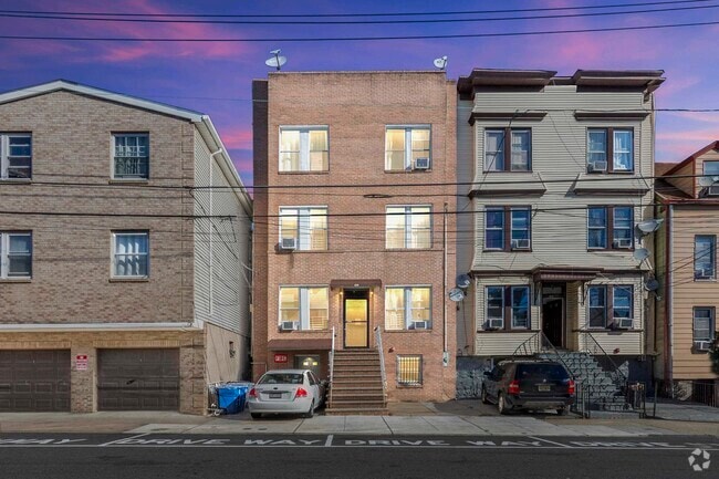 Building Photo - 616 10th St Rental