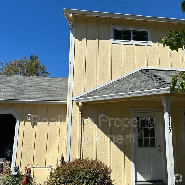 Building Photo - 715 SW Laurel St Rental
