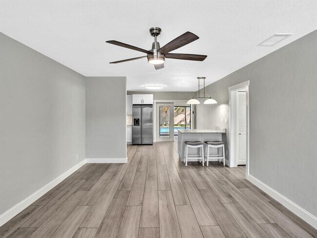 Photo - 541 NE 18th St