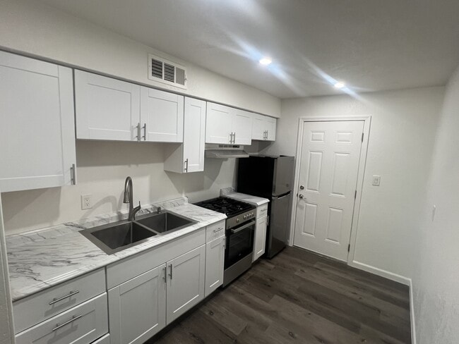Building Photo - 1325 N 48th St Unit 2