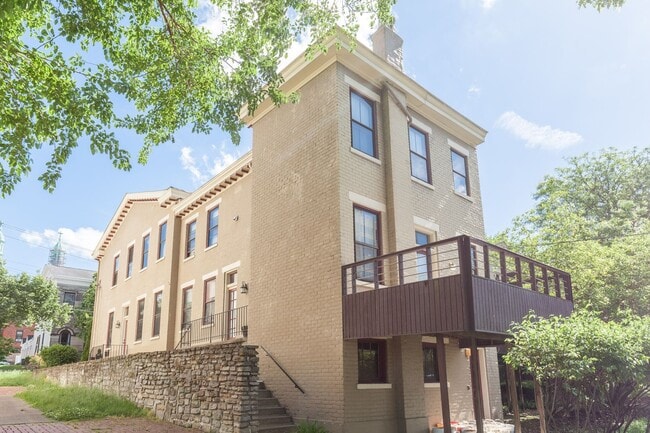 Building Photo - 104 W 5th St Unit Apt. #2