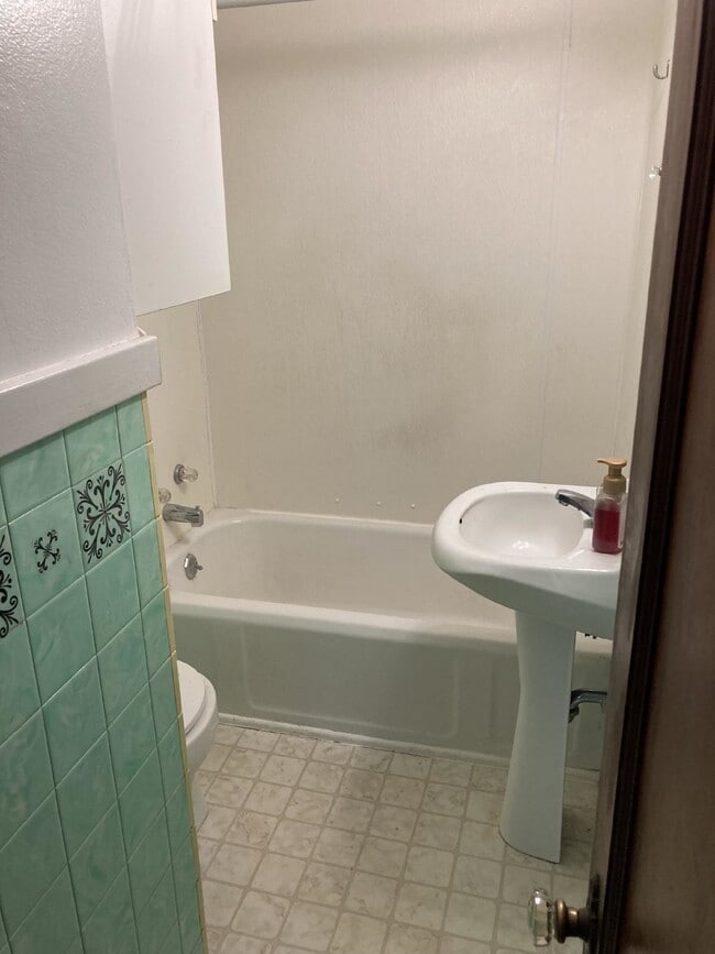 Photo - 2 Bedroom, 1 Bathroom Lower Unit in Downto...