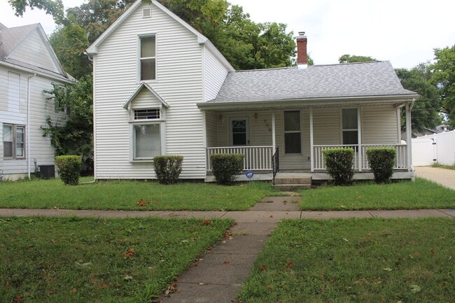Building Photo - For Rent: 4 Bedroom/1 Bathroom Home