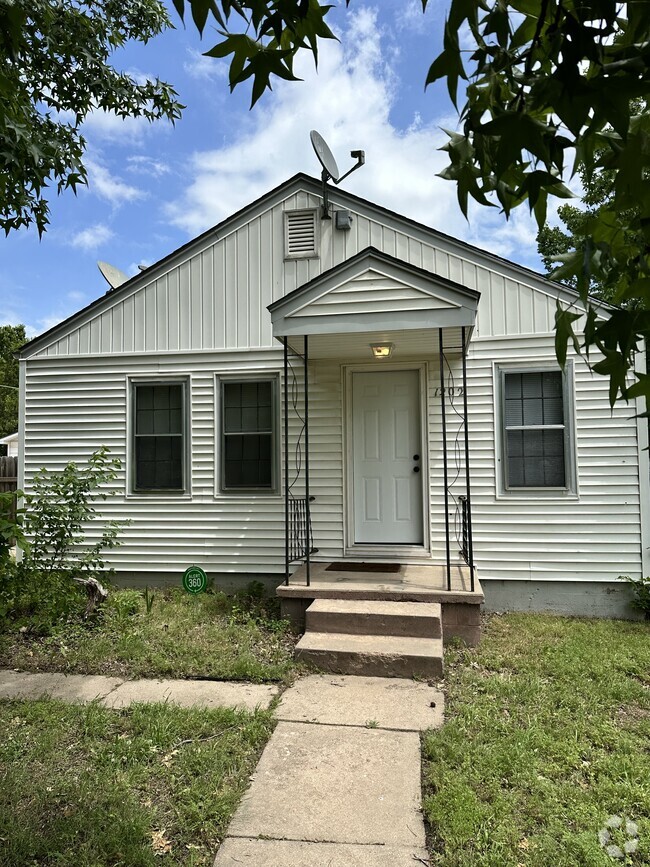 Building Photo - 1202 E Clark St Rental