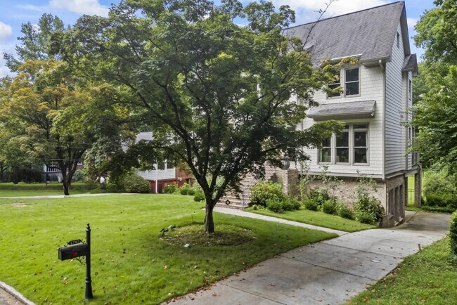 Photo - 1742 Helen Dr NE