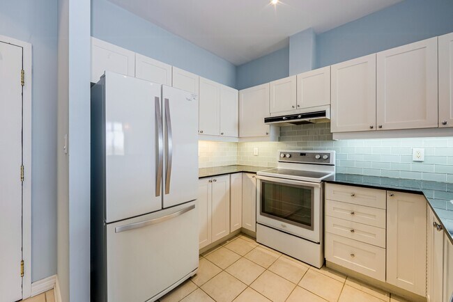 Photo - 1-601 Leaside Park Dr